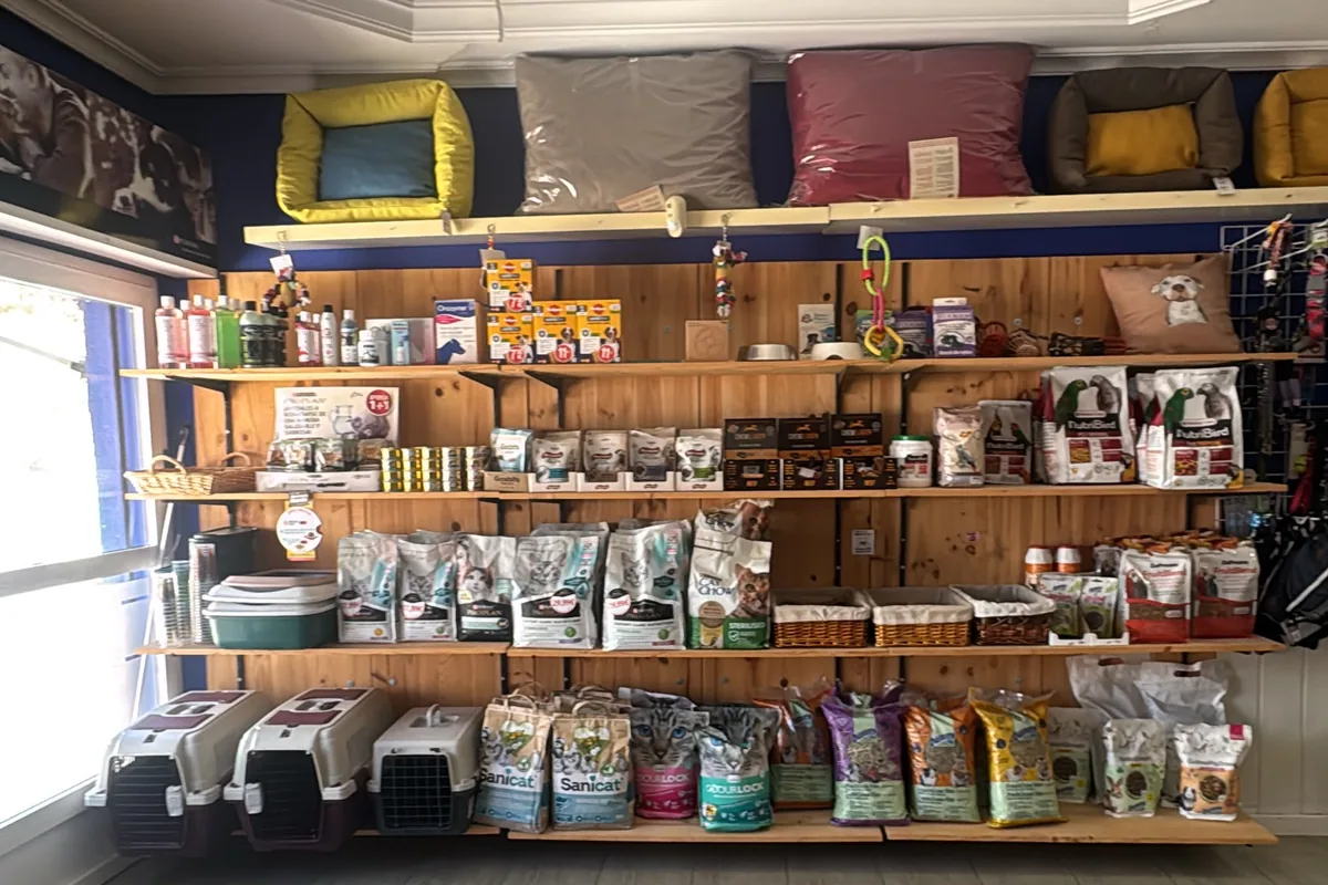 Tienda especializada del Centro Veterinario Alhama con alimentación y productos para mascotas